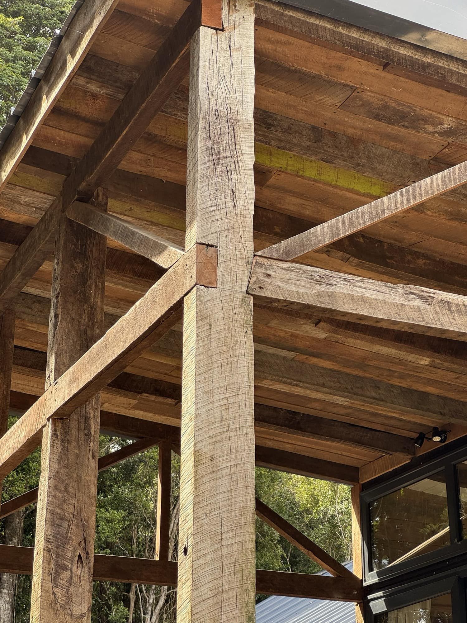 Estructura de vigas y pilares de madera a la vista