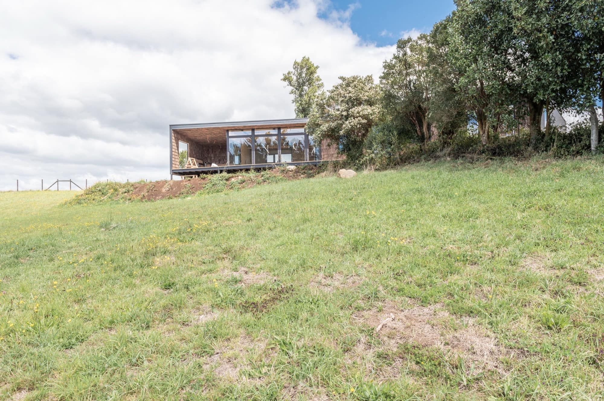La casa integrada al paisaje de la loma