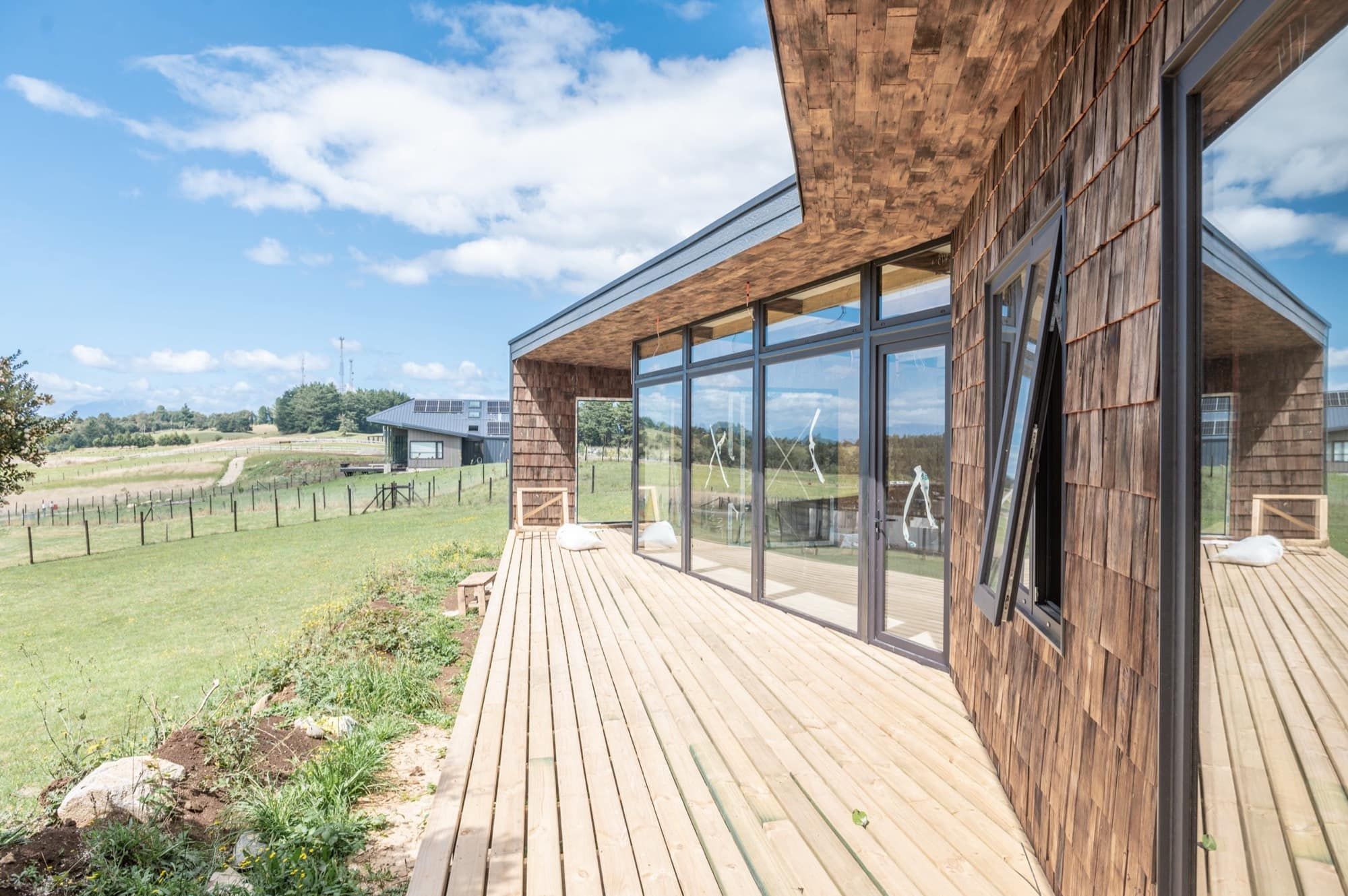Terraza de madera y fachada de tejuela