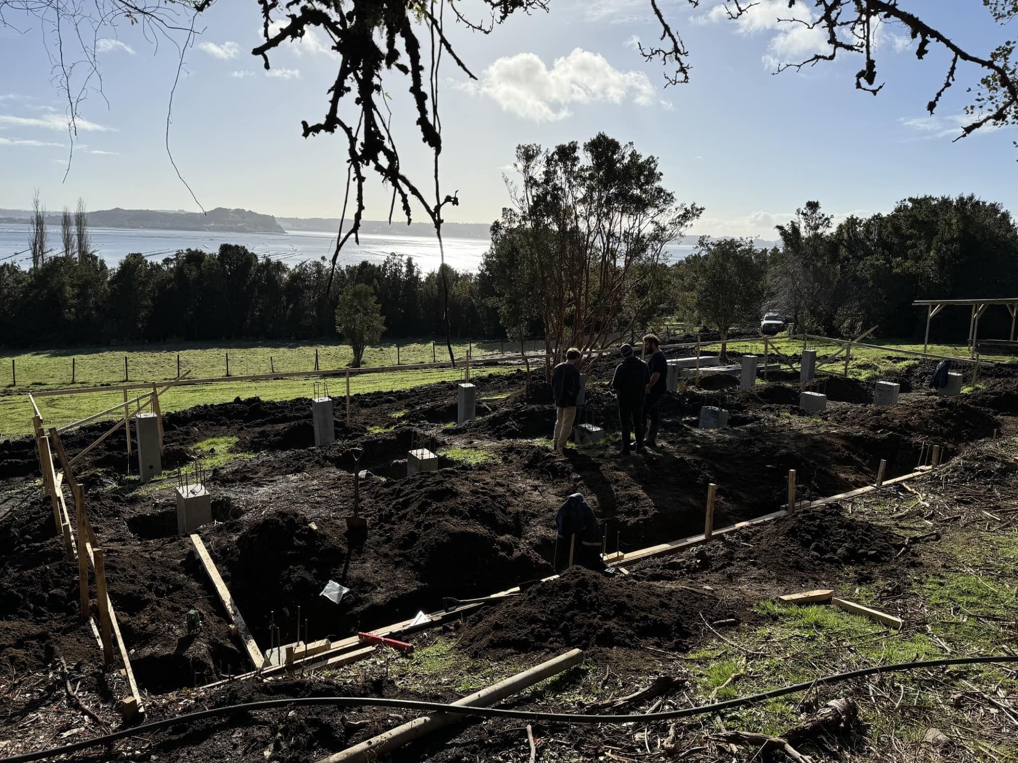 Trazado y fundaciones del galpón frente al mar en Chiloé