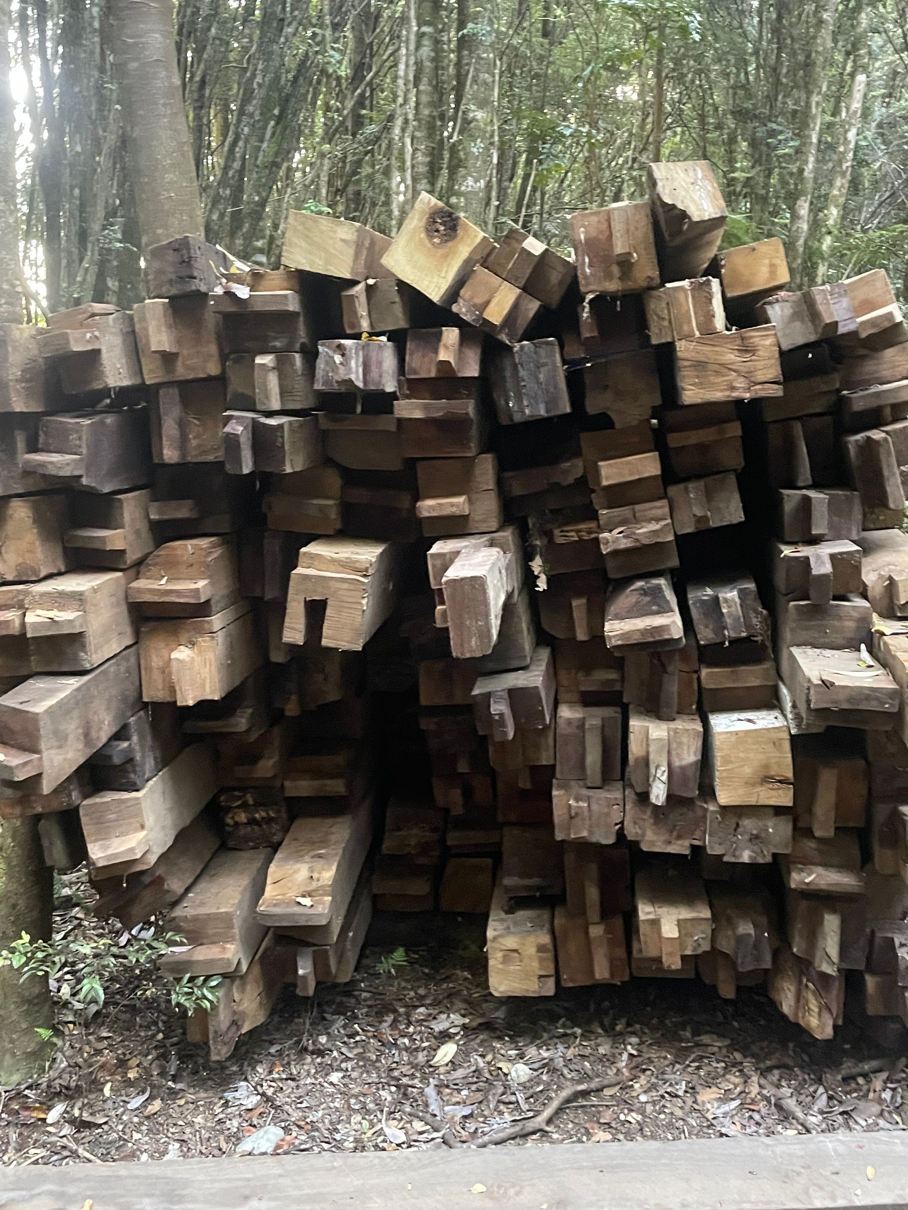 Piezas de madera nativa recuperada apiladas para su reutilización