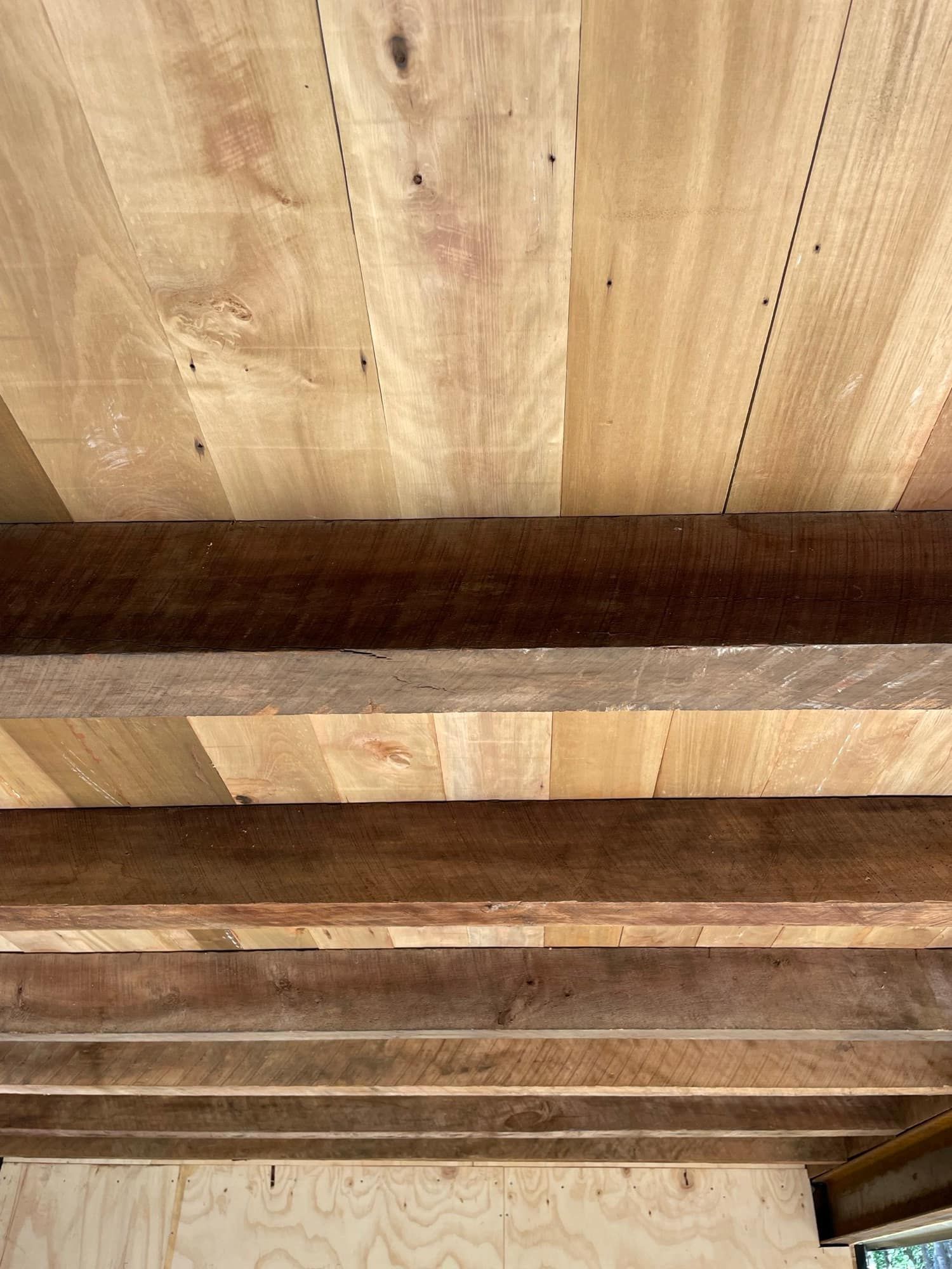 Losa y cielo de madera durante la obra
