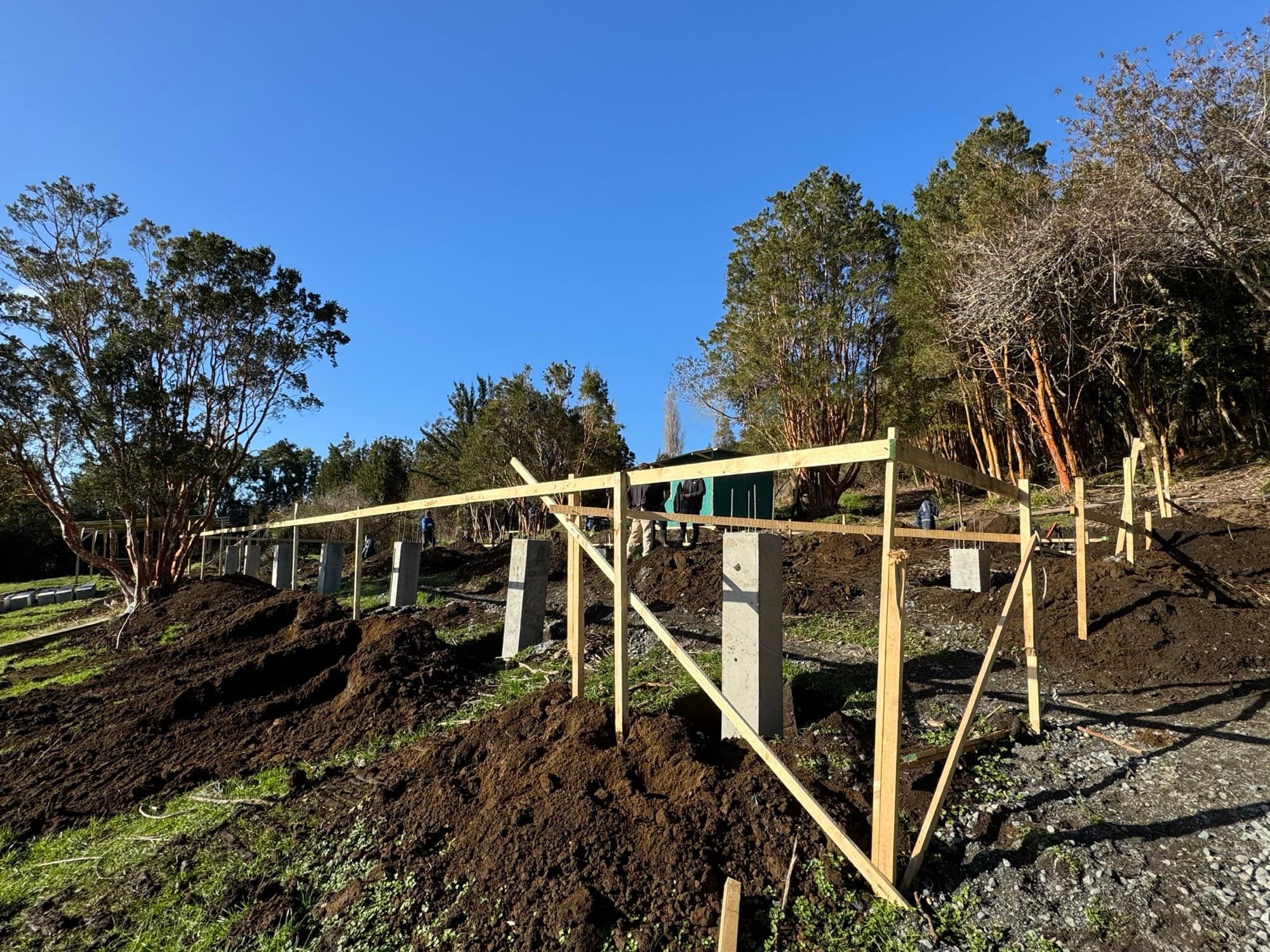Avance de obra: la estructura sobre la pradera de Chonchi