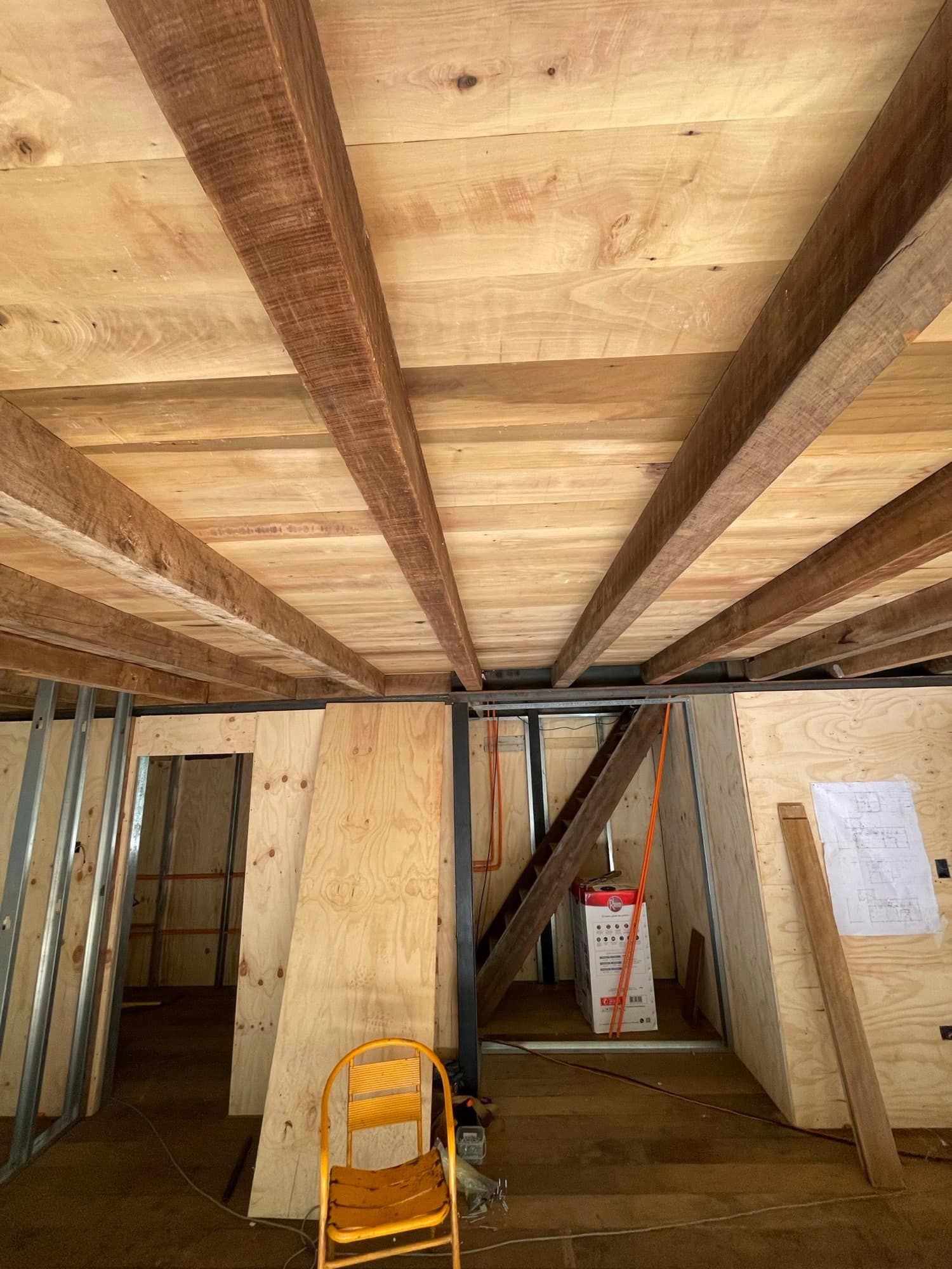 Vigas de madera sobre estructura de metalcón