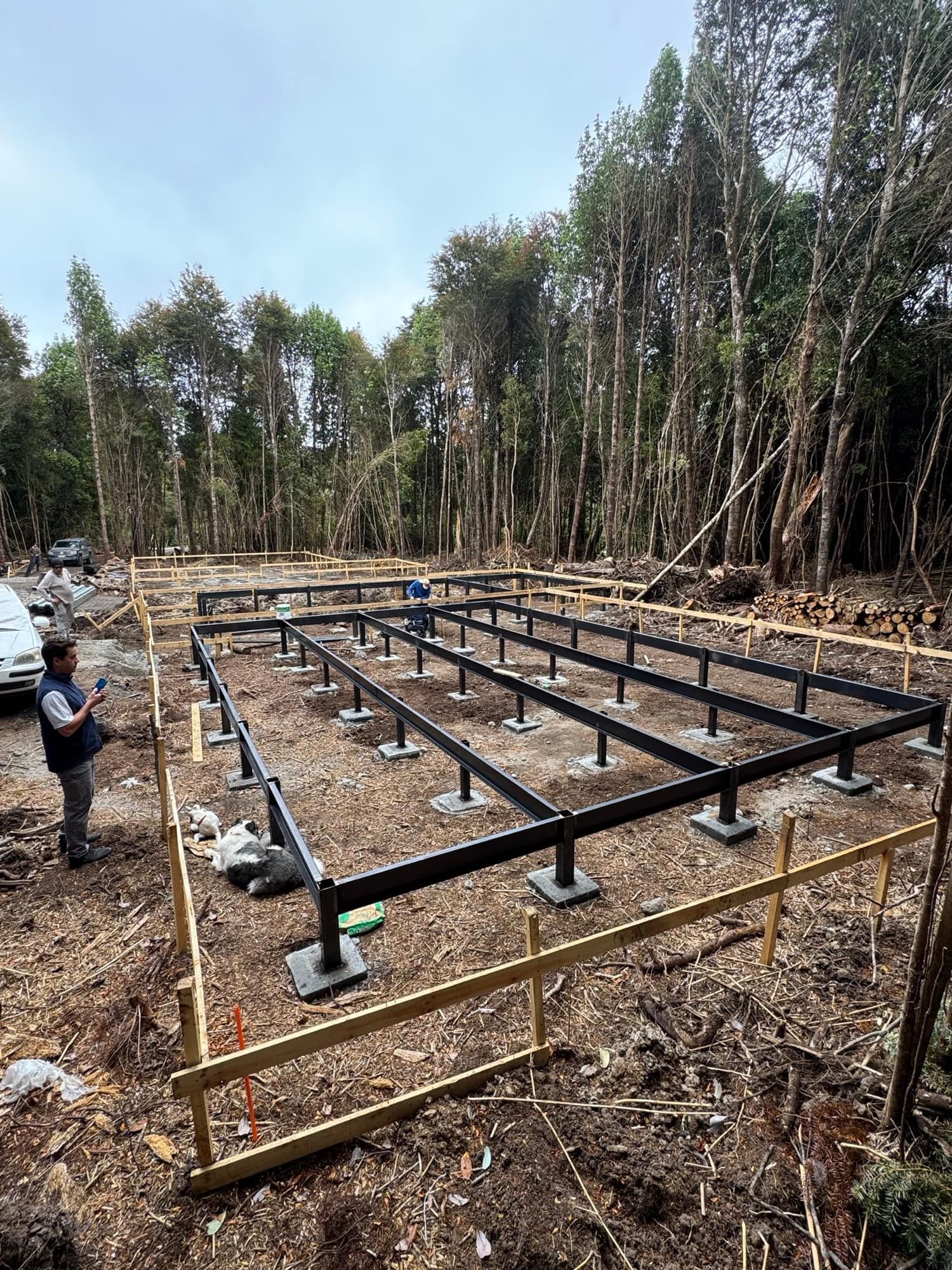 Fundaciones y estructura de acero elevada