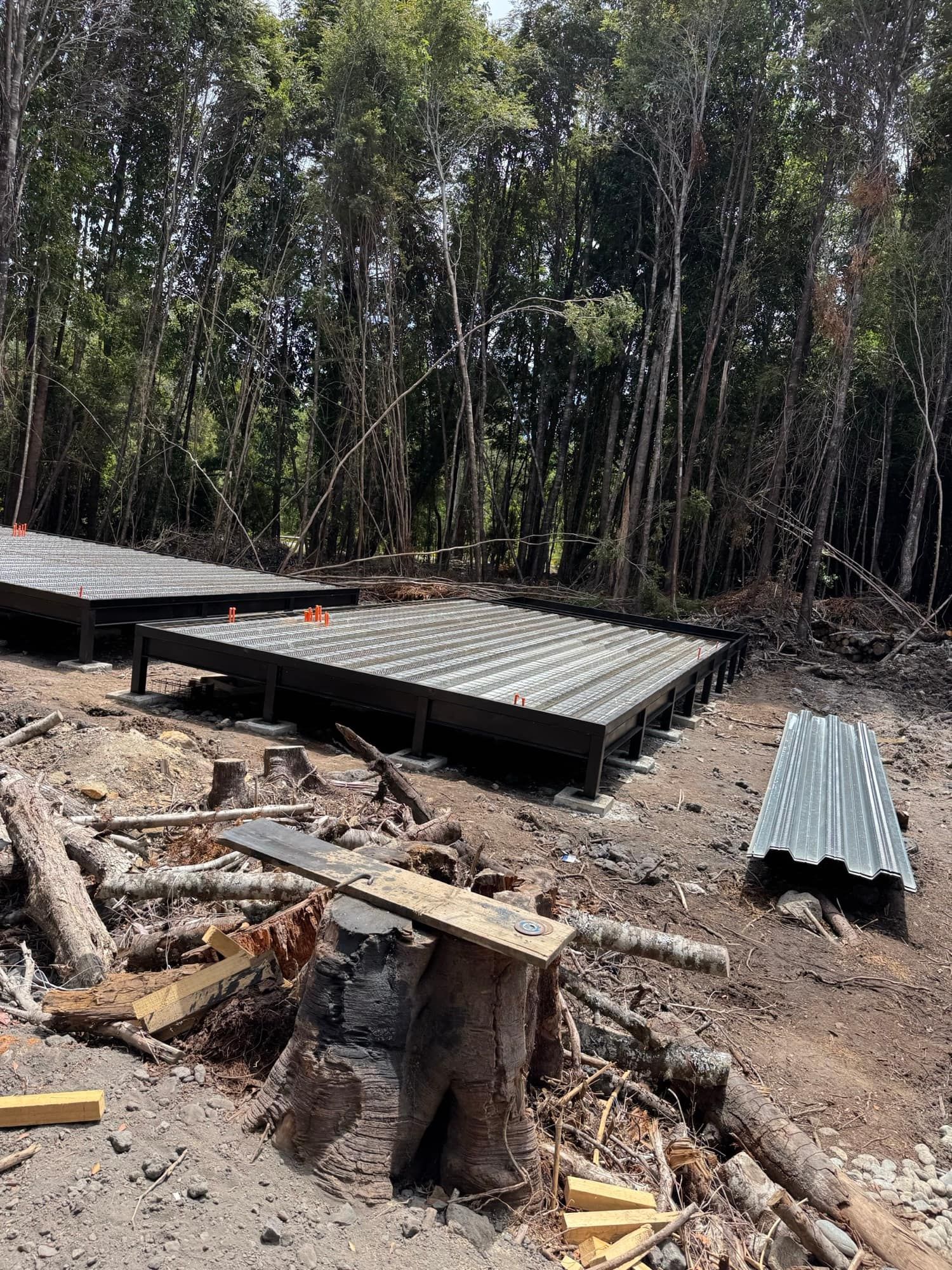 Base estructural sobre el terreno húmedo