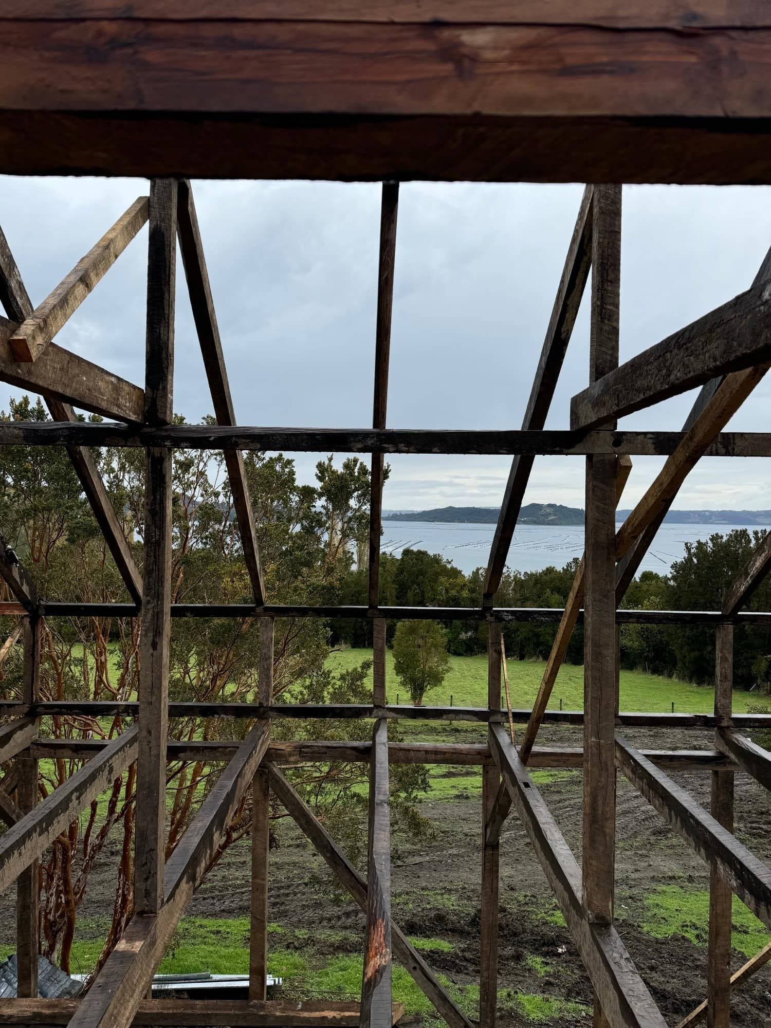 Cerchas y piezas originales durante la reconstrucción