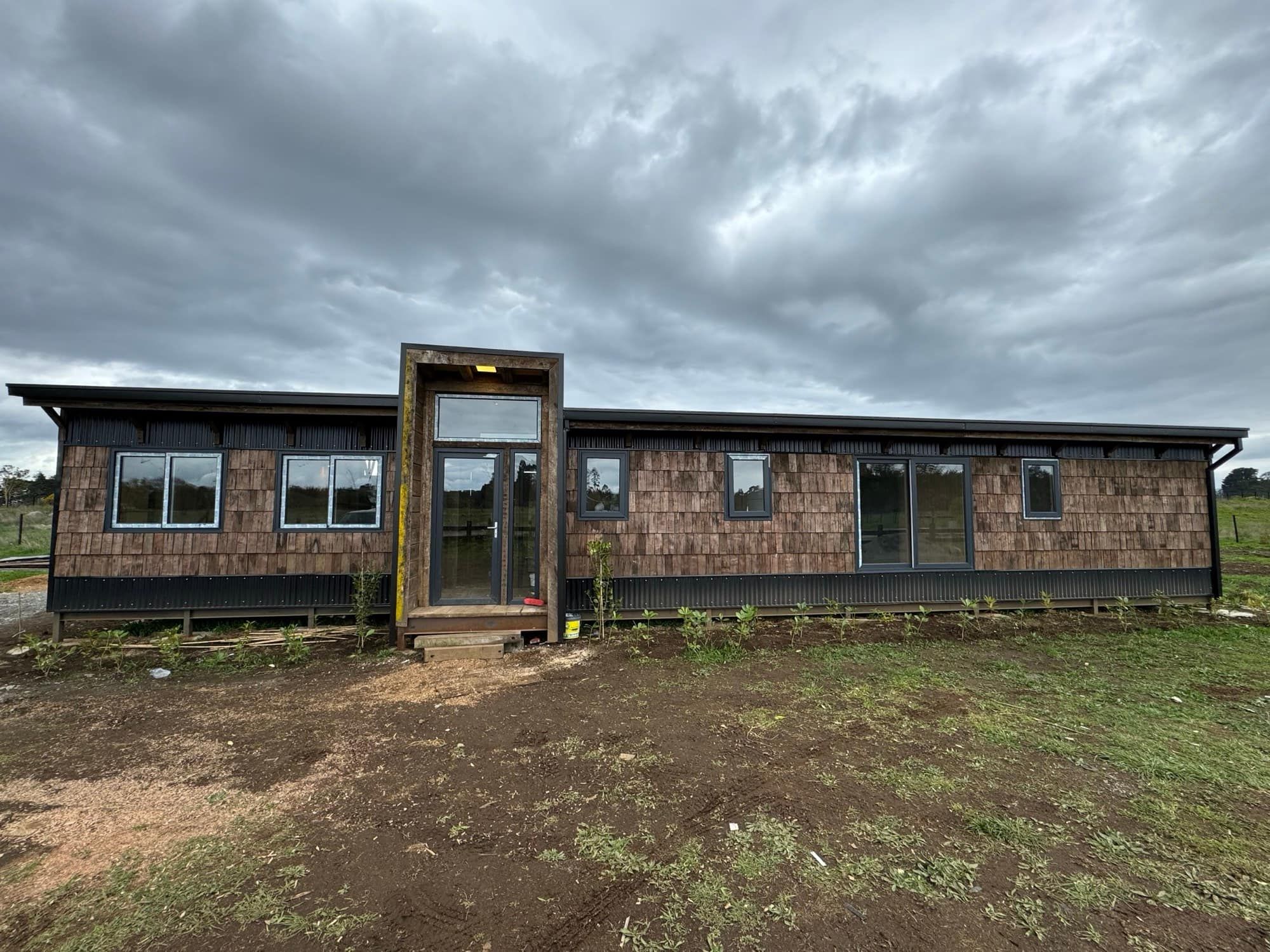 La casa en obra gruesa sobre la pradera