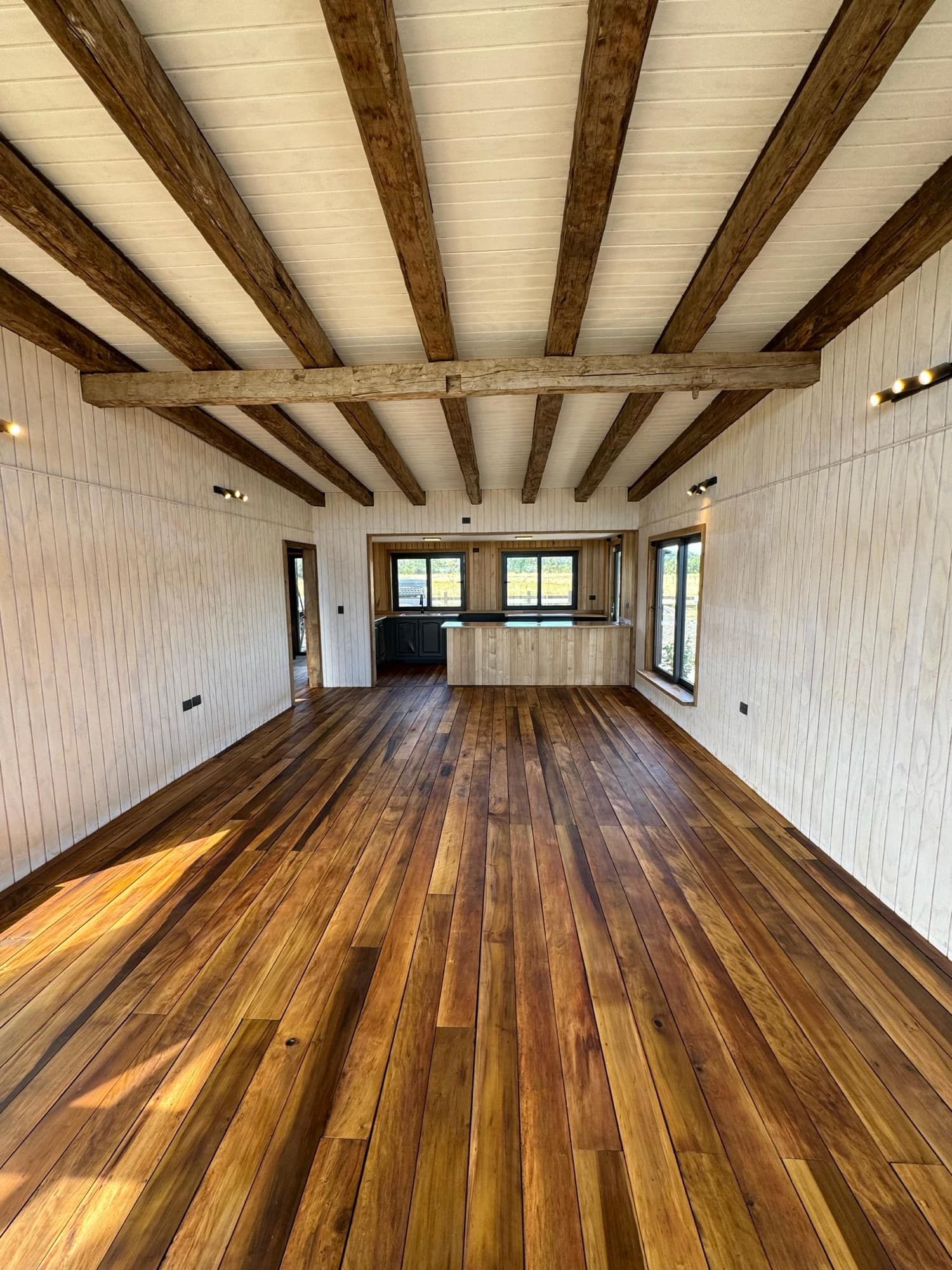 Interior en obra con piso de madera instalado