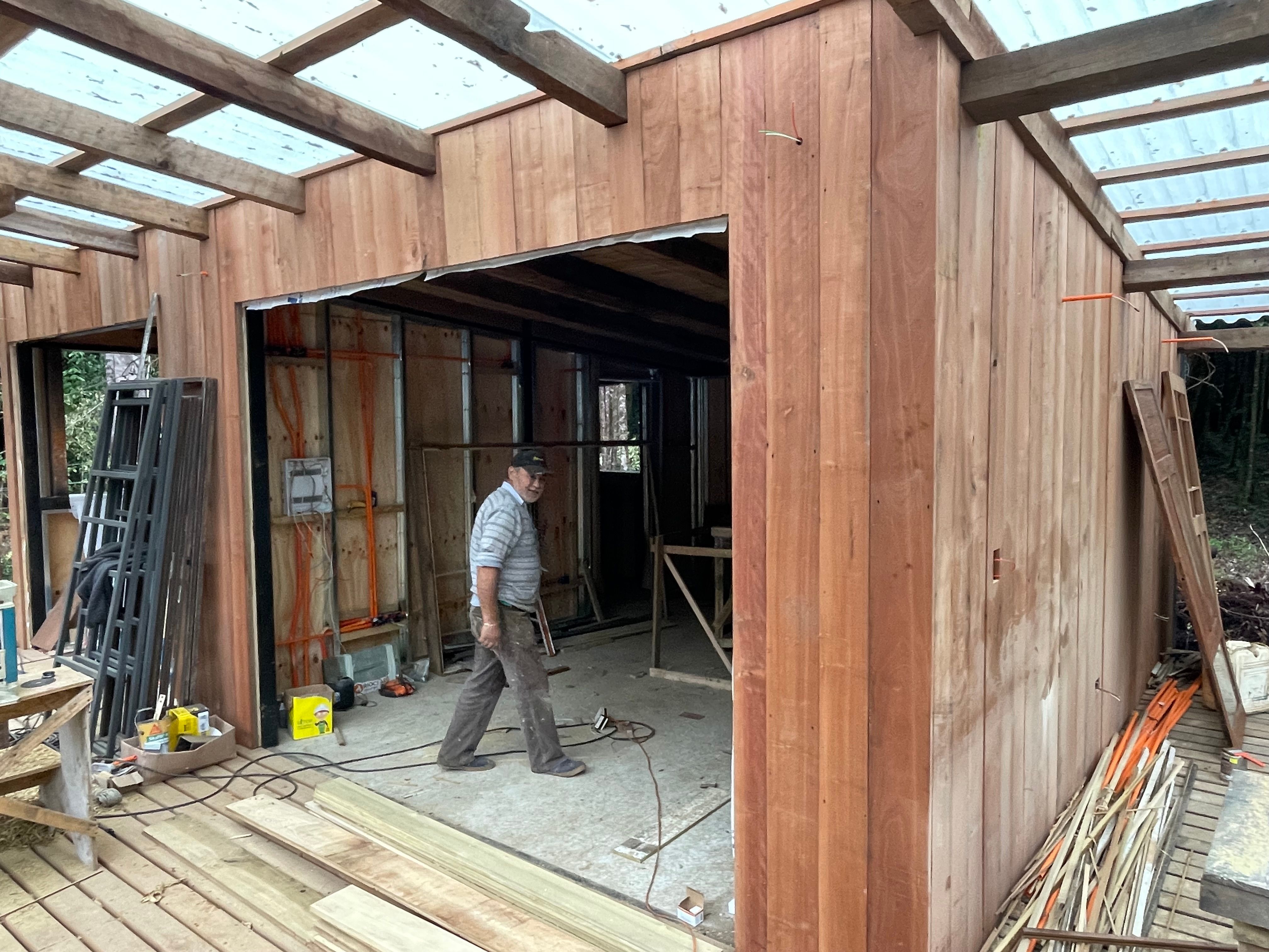 Interior de obra en construcción con revestimiento de madera