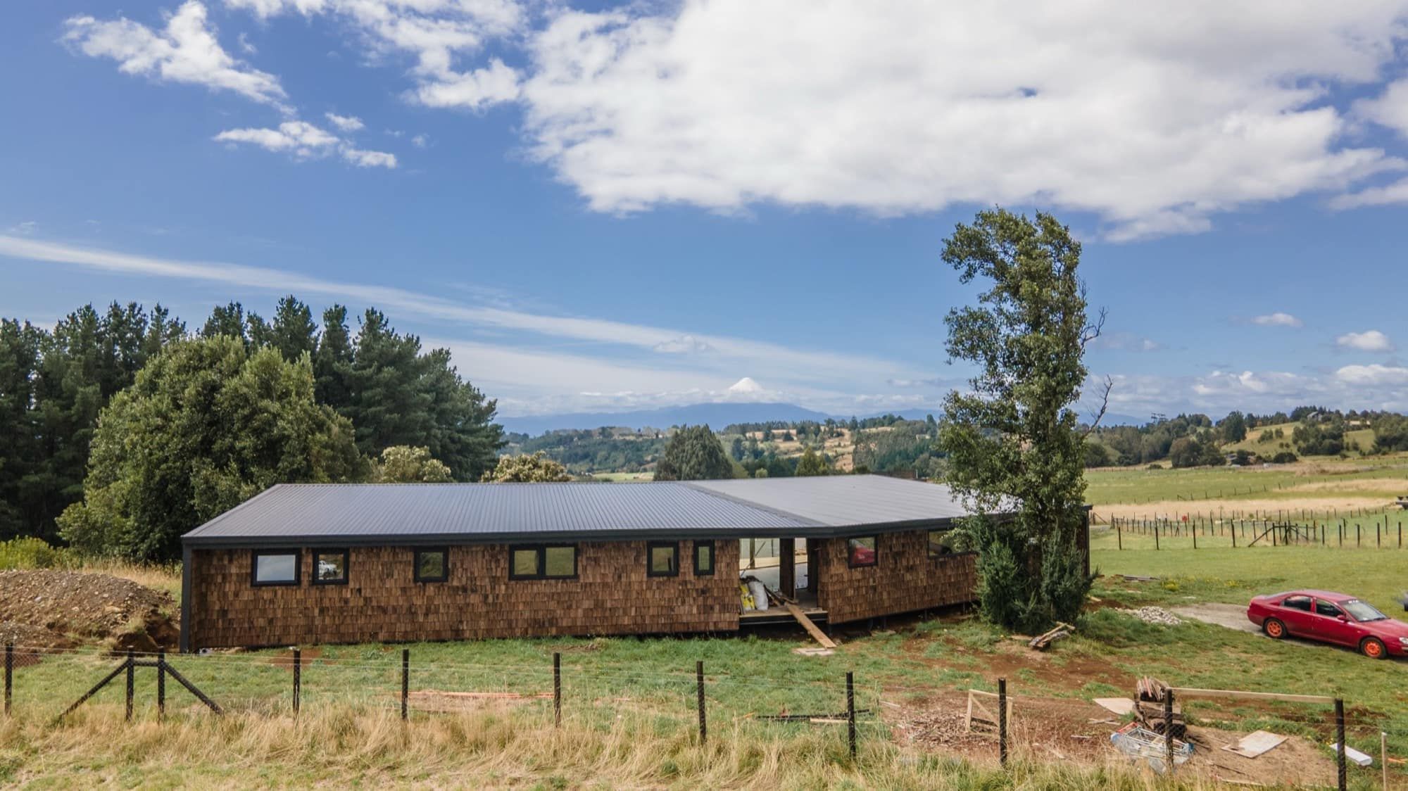 Elevación frontal de la casa en la pradera, bajo cielo despejado