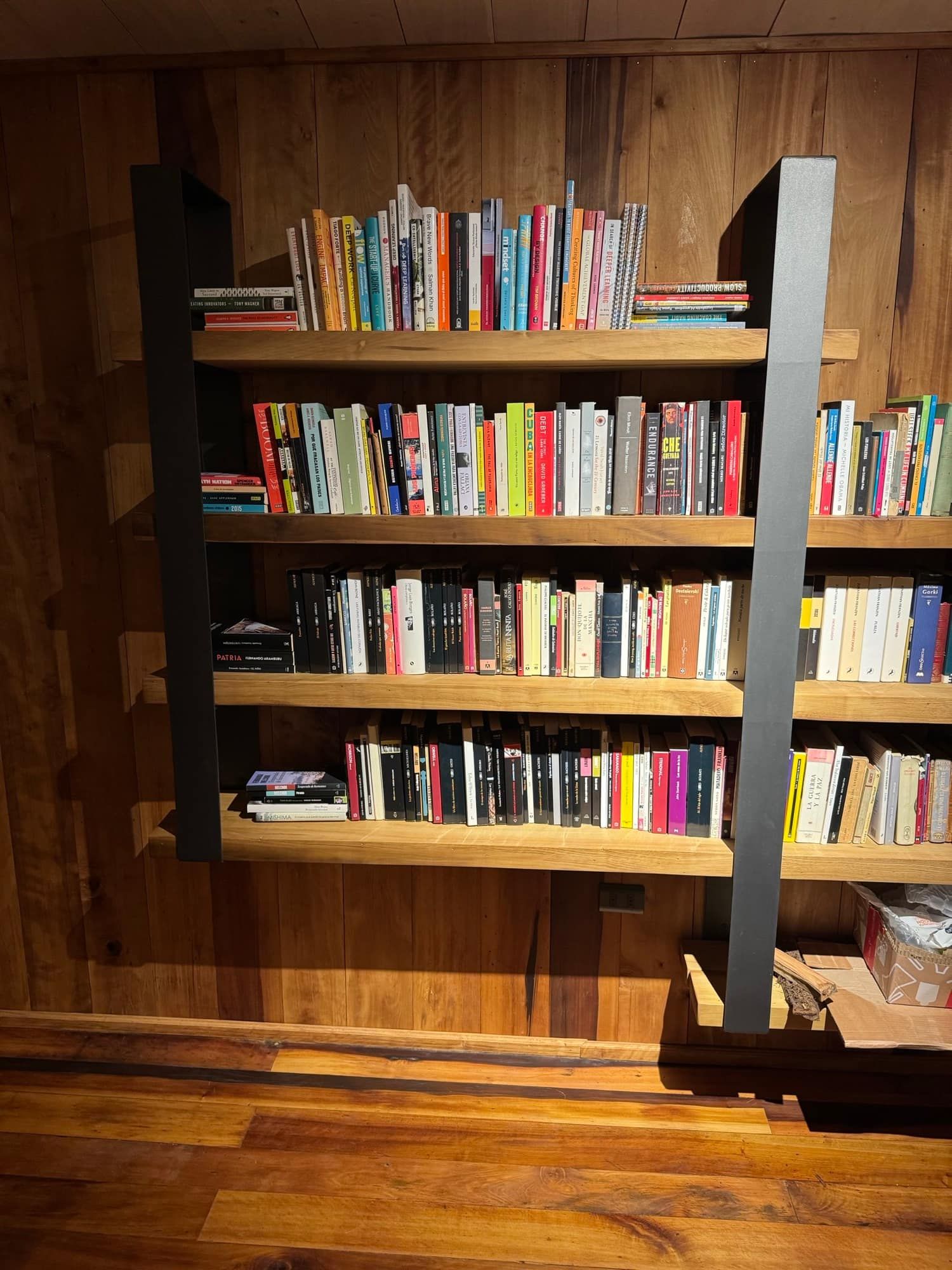 Biblioteca interior en madera reciclada