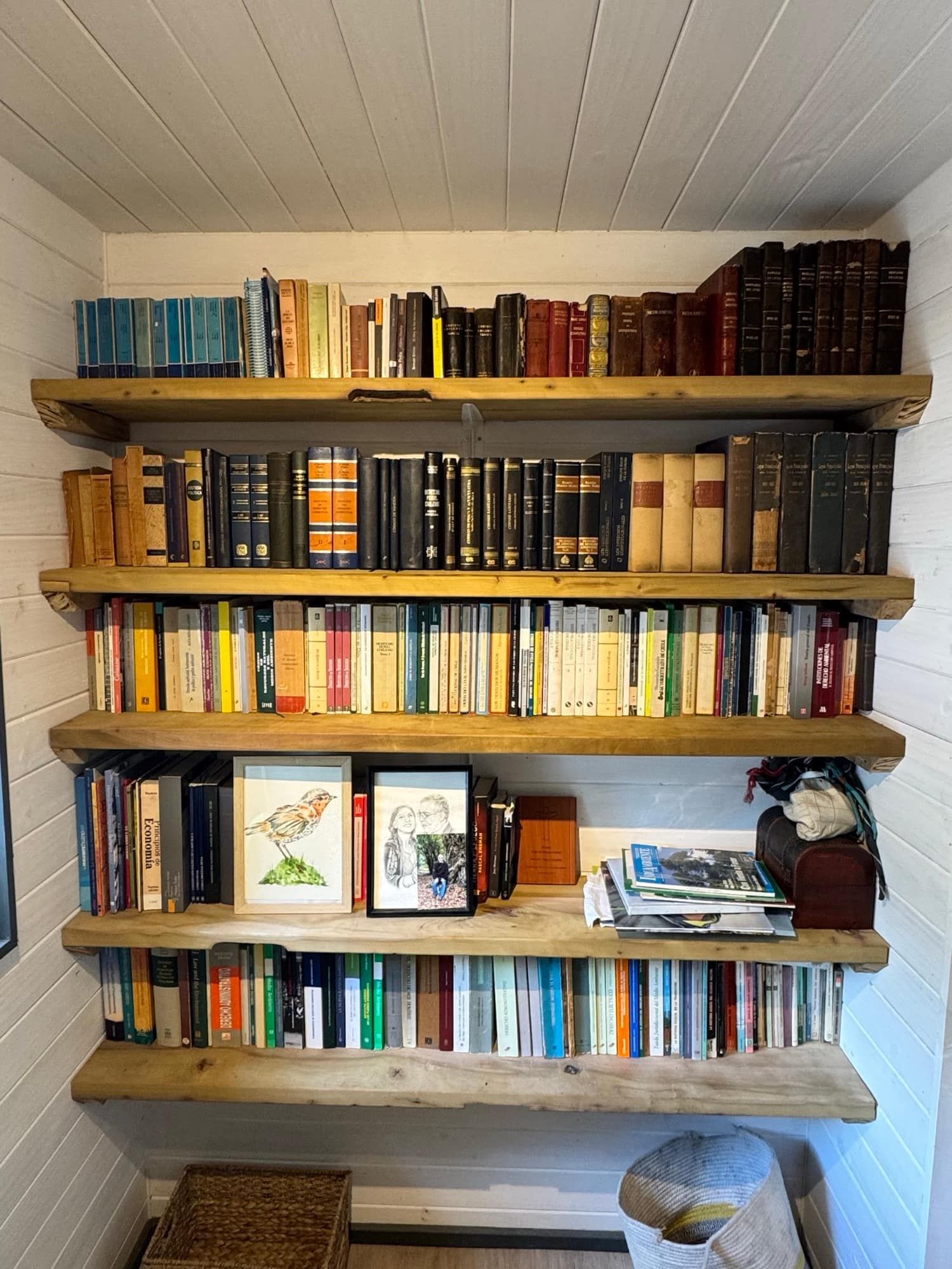 Biblioteca de madera reciclada en el interior