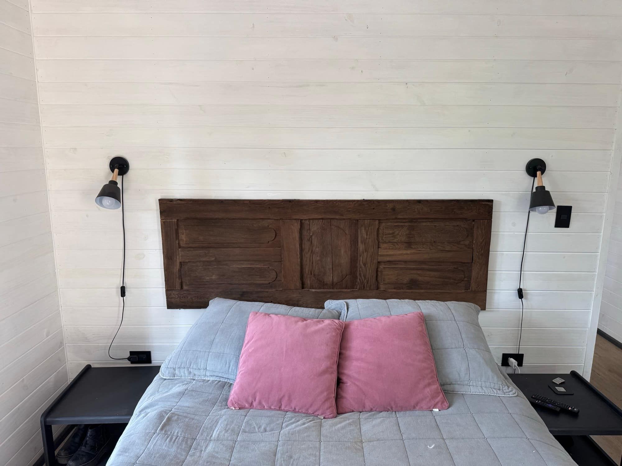 Dormitorio con cabecera de madera recuperada