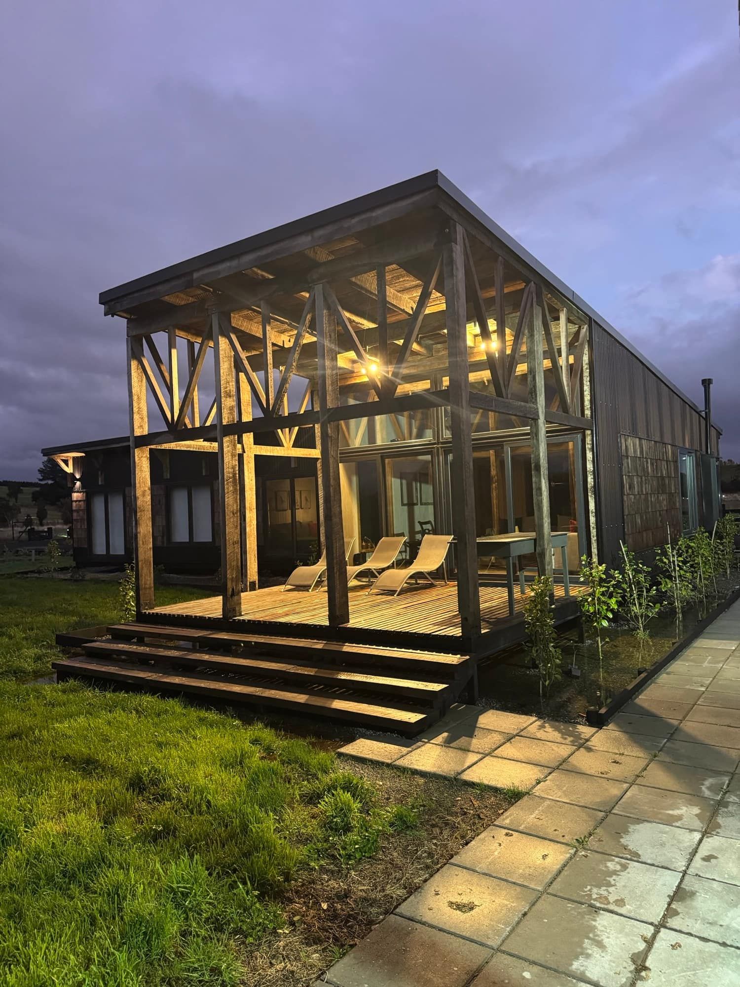 La casa iluminada al caer la noche