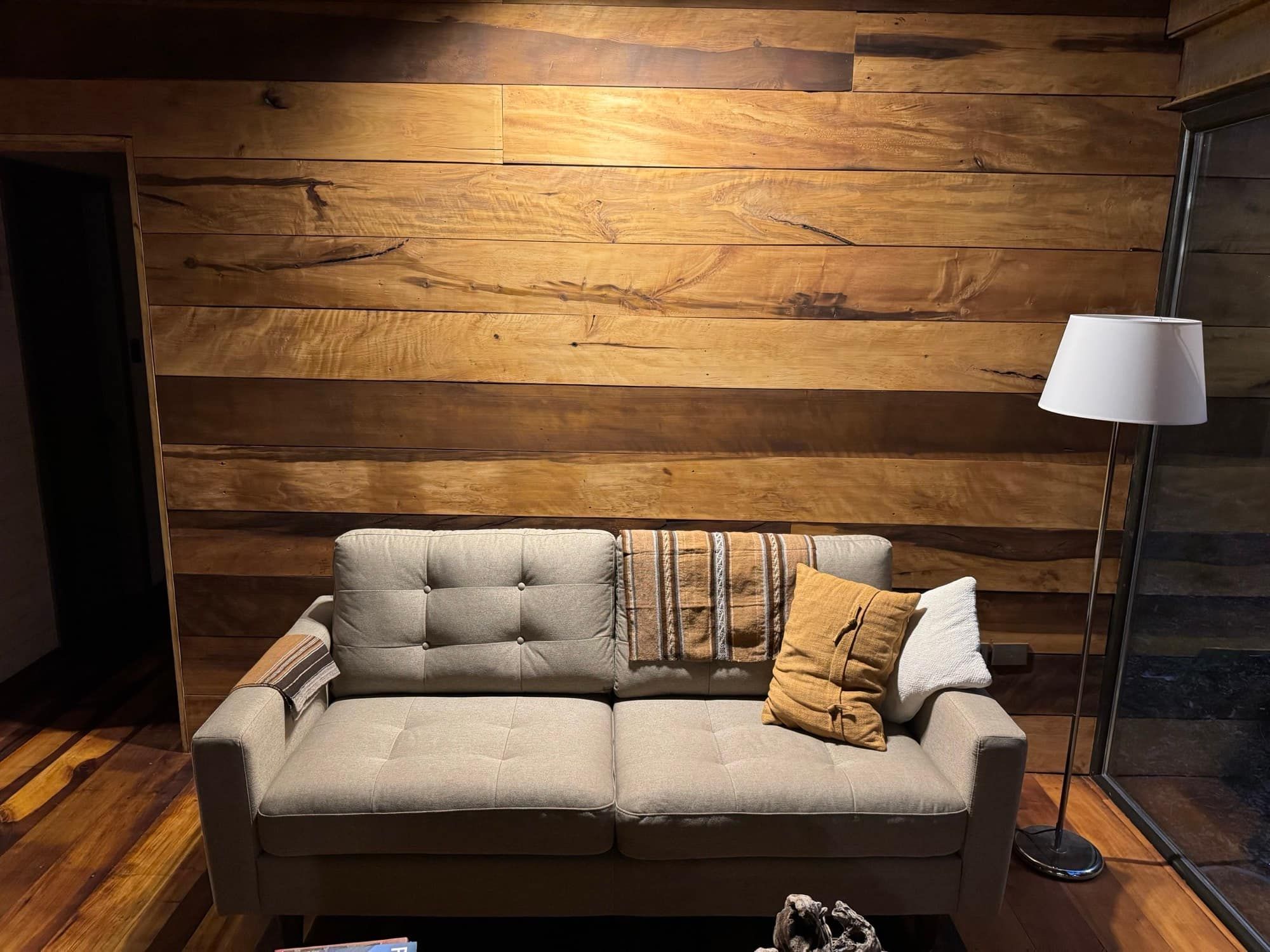 Estar con muro de madera recuperada