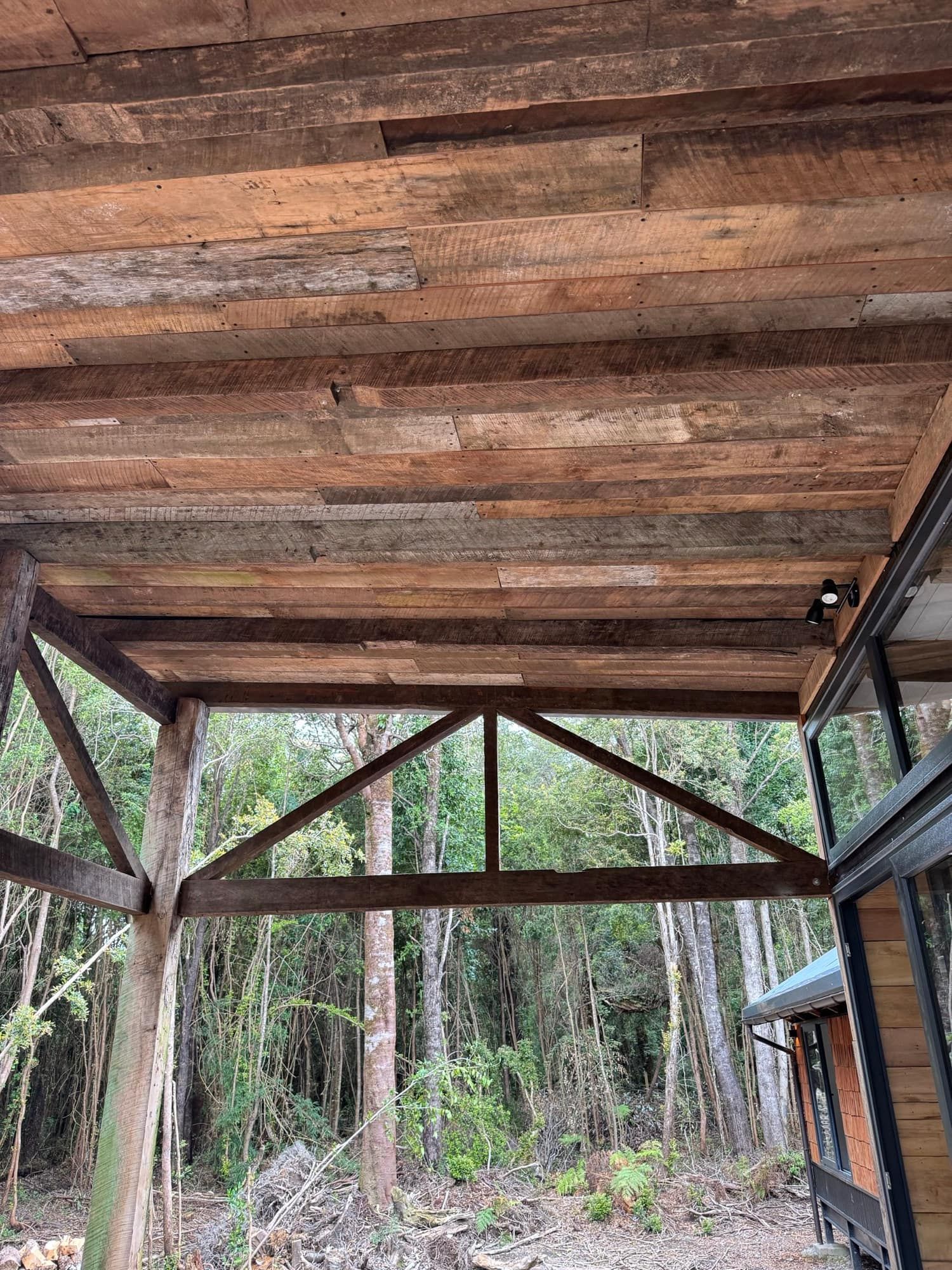 Cielo de madera del corredor techado