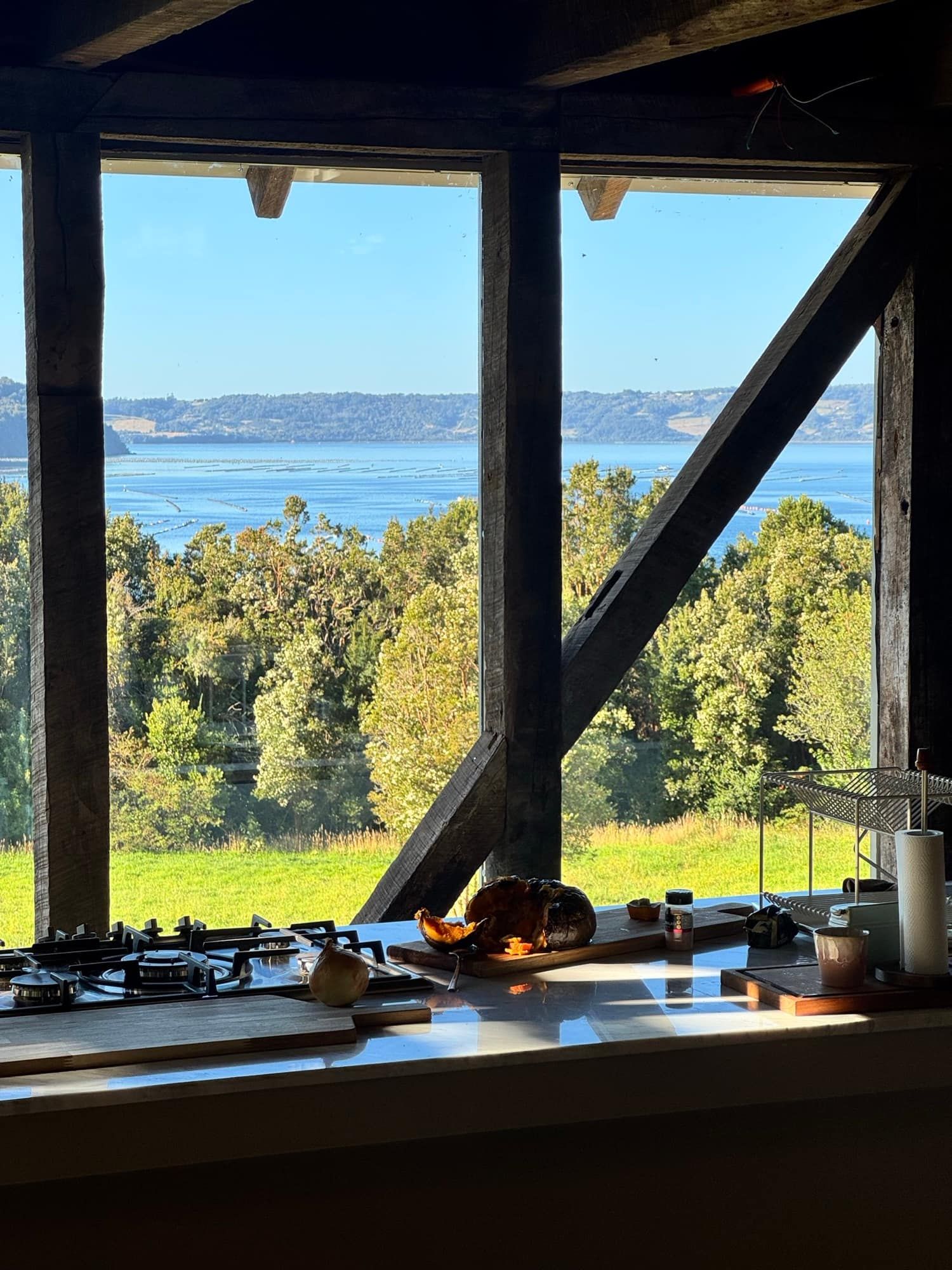 Mesón junto a la ventana con vista al mar de Chiloé