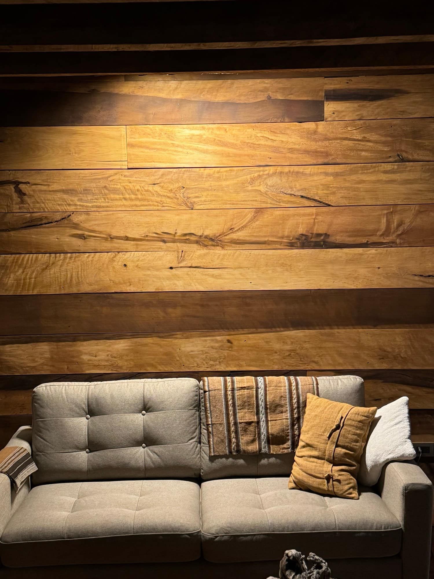 Detalle del muro de madera en el estar