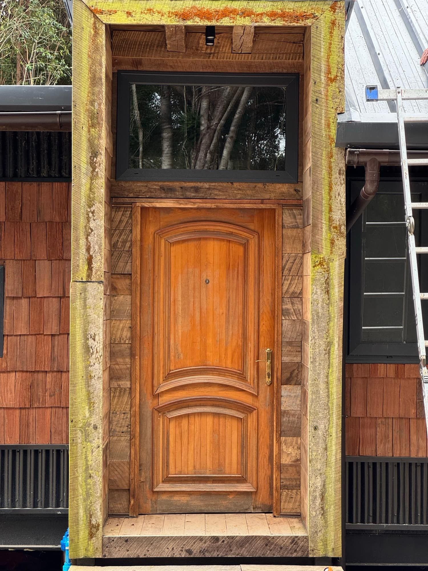 Puerta de madera noble en la fachada
