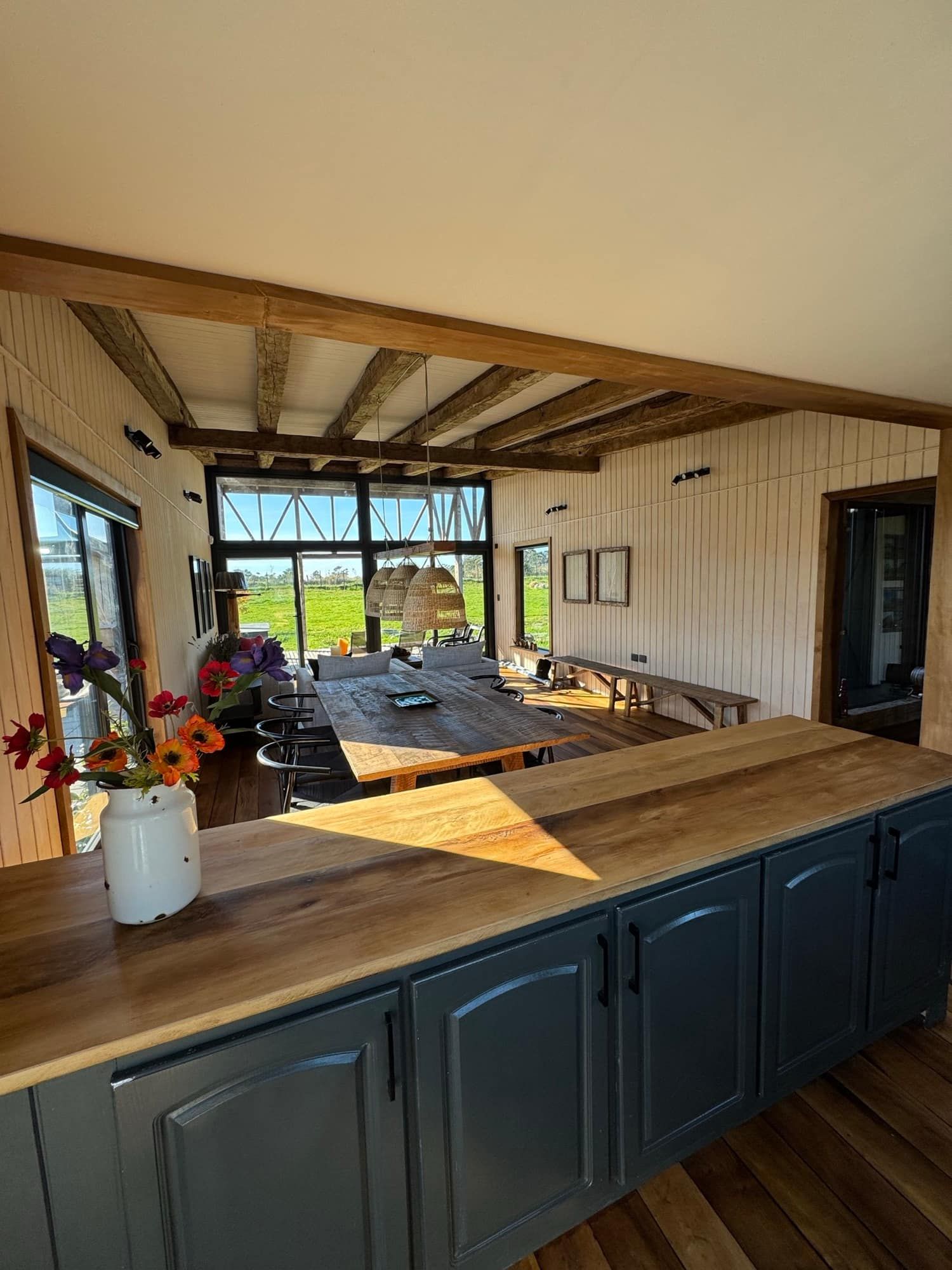 Cocina con cubiertas de madera