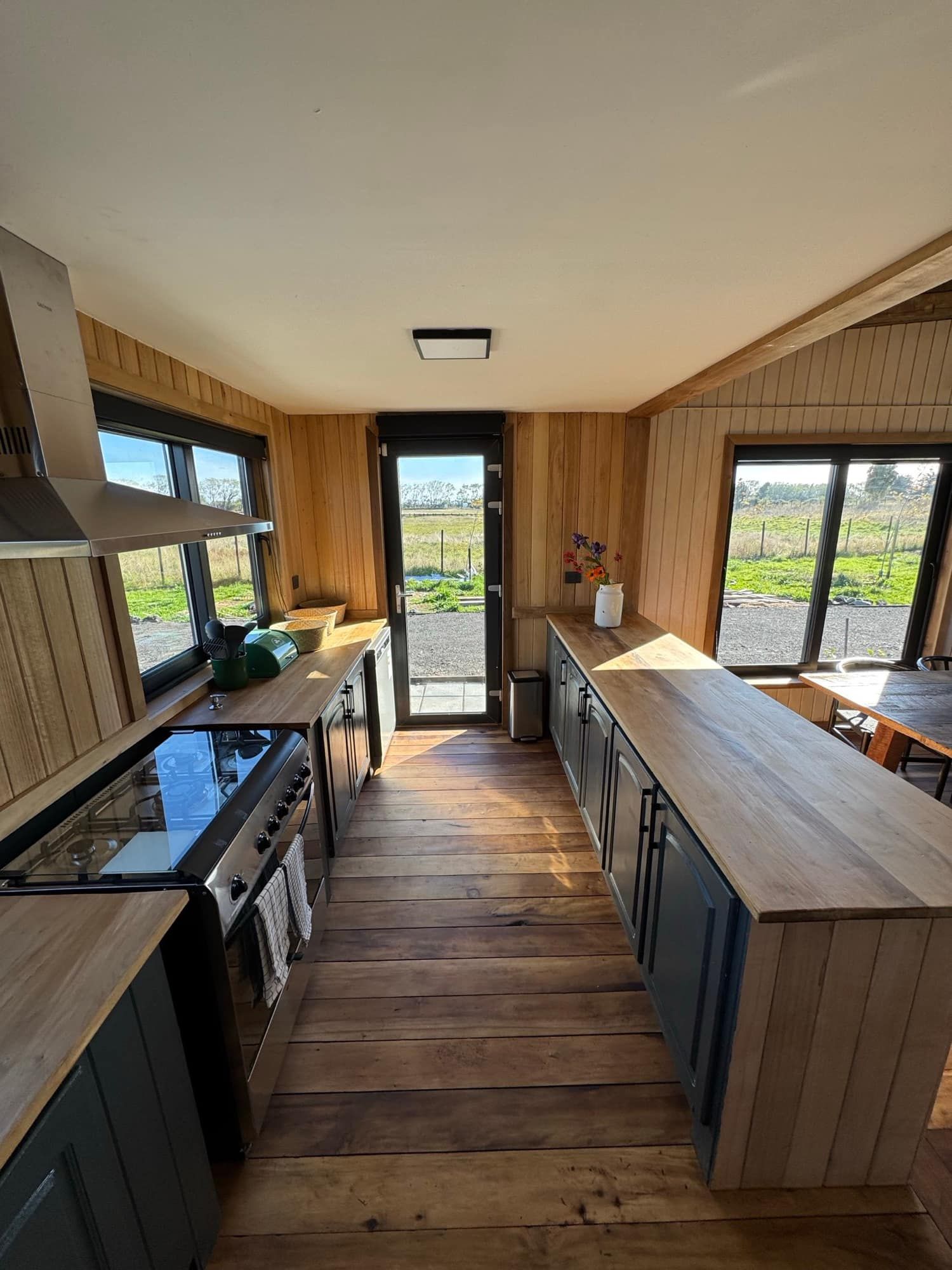 Isla de cocina y muros claros