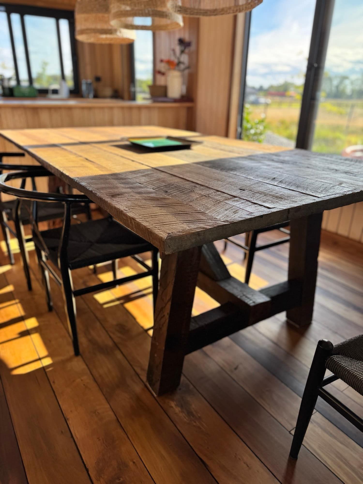 Mesa de madera maciza junto a la ventana
