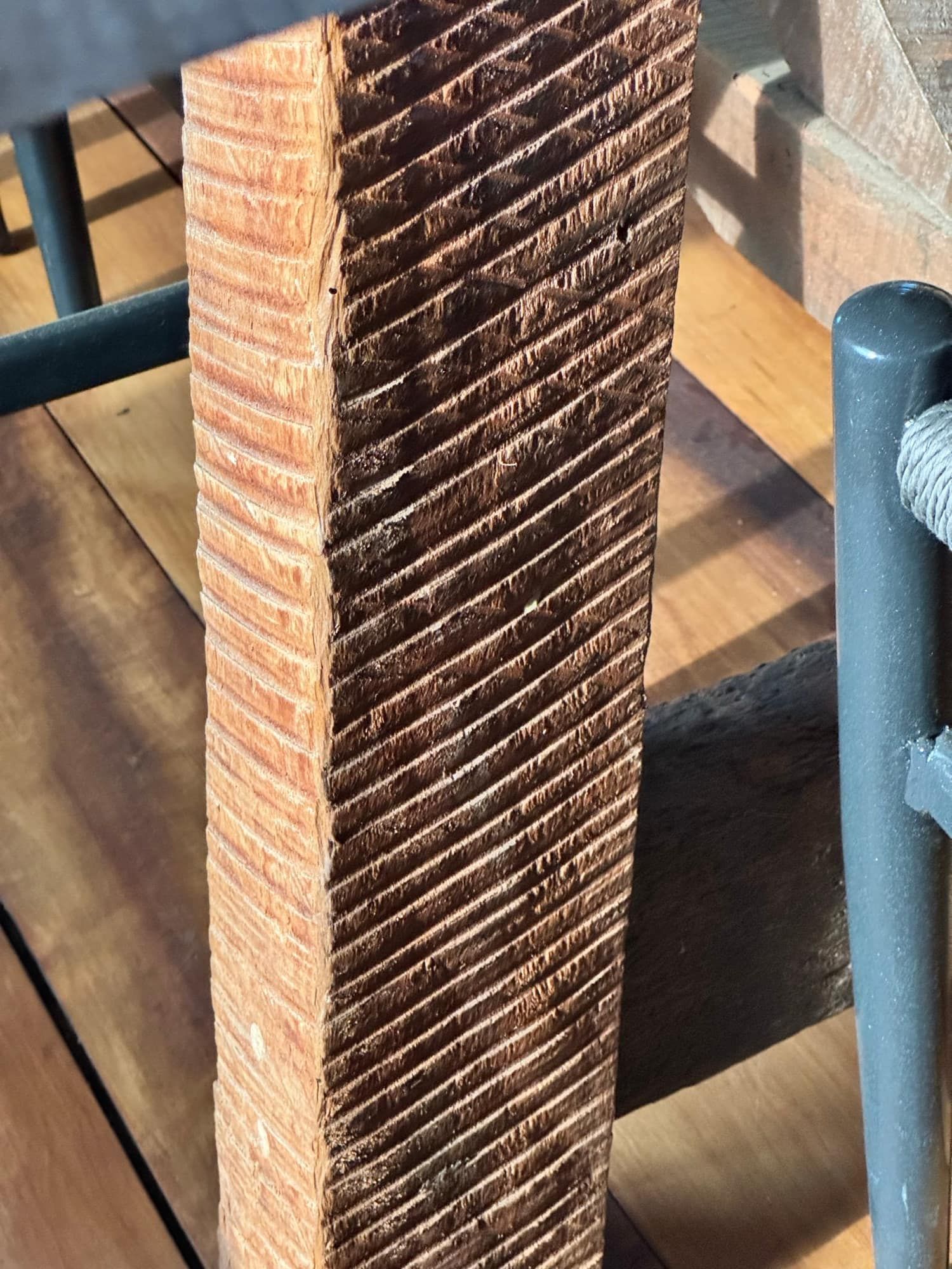 Pilar de madera labrada en el interior