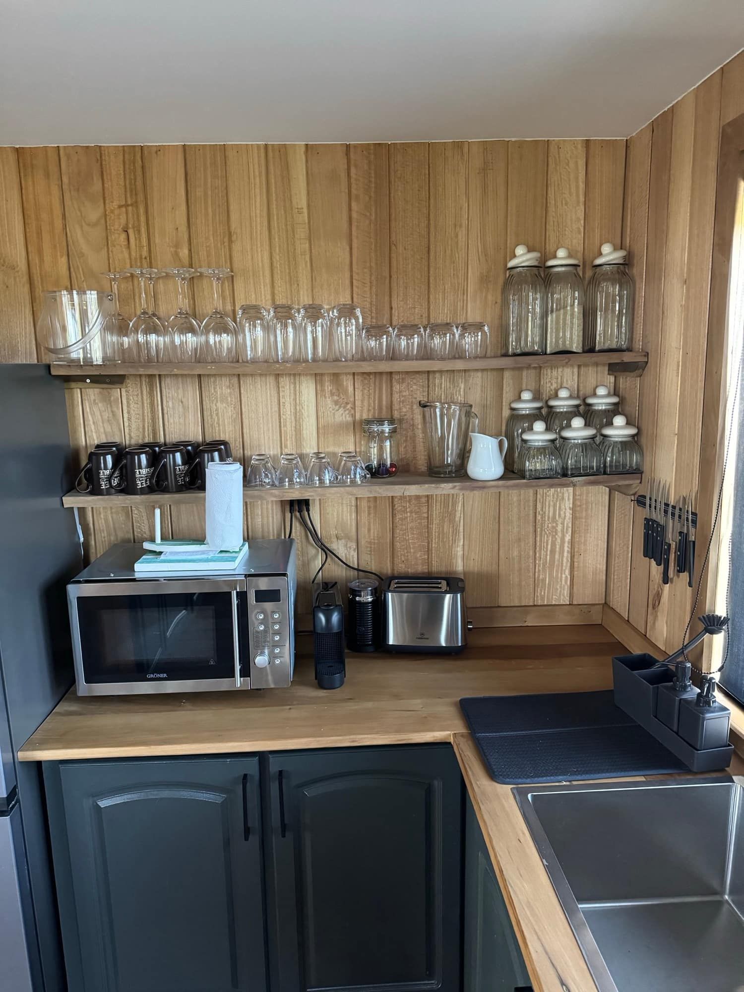 Cocina equipada con detalles en madera