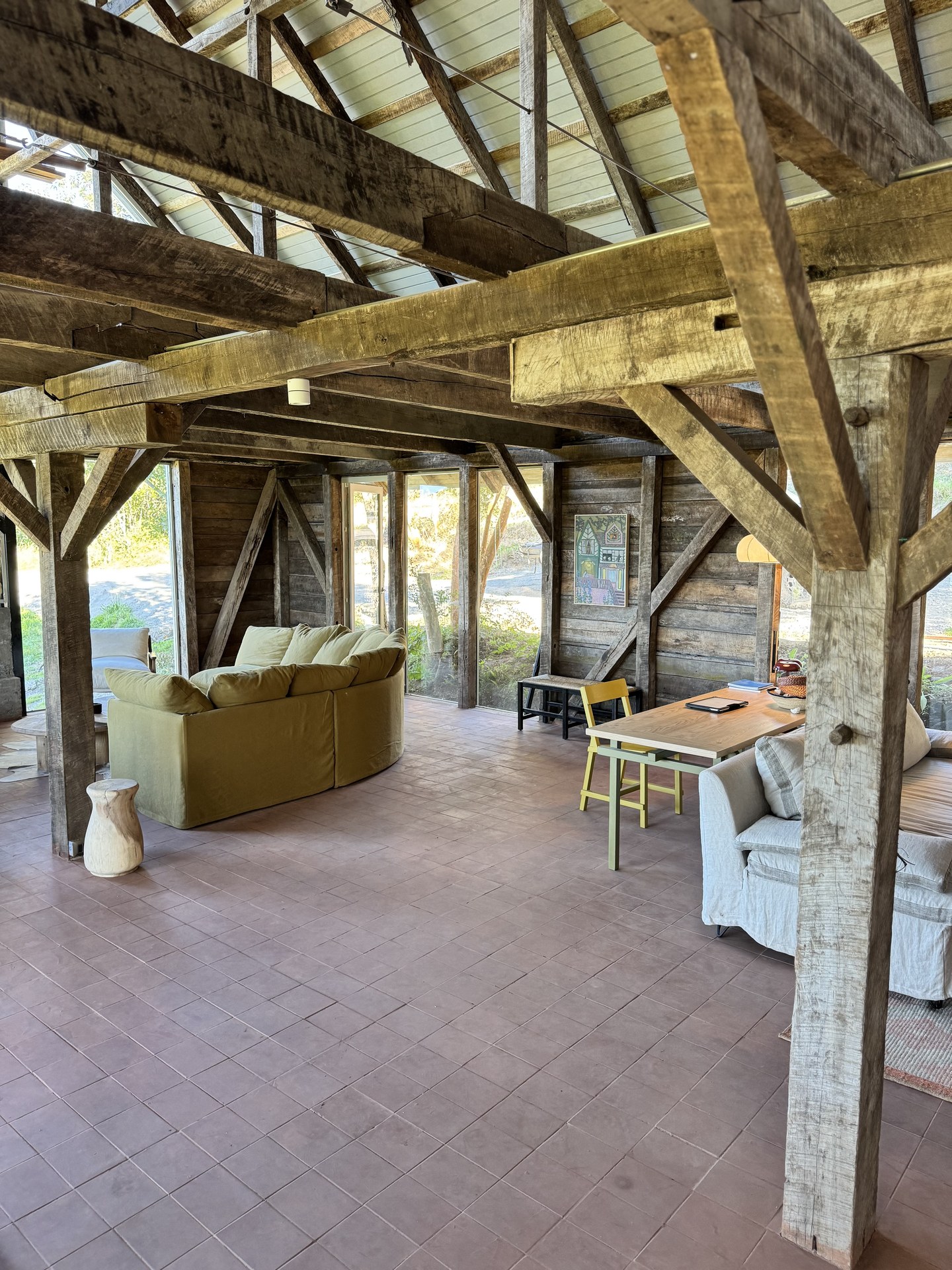 Interior principal — living con vigas y piso terracota