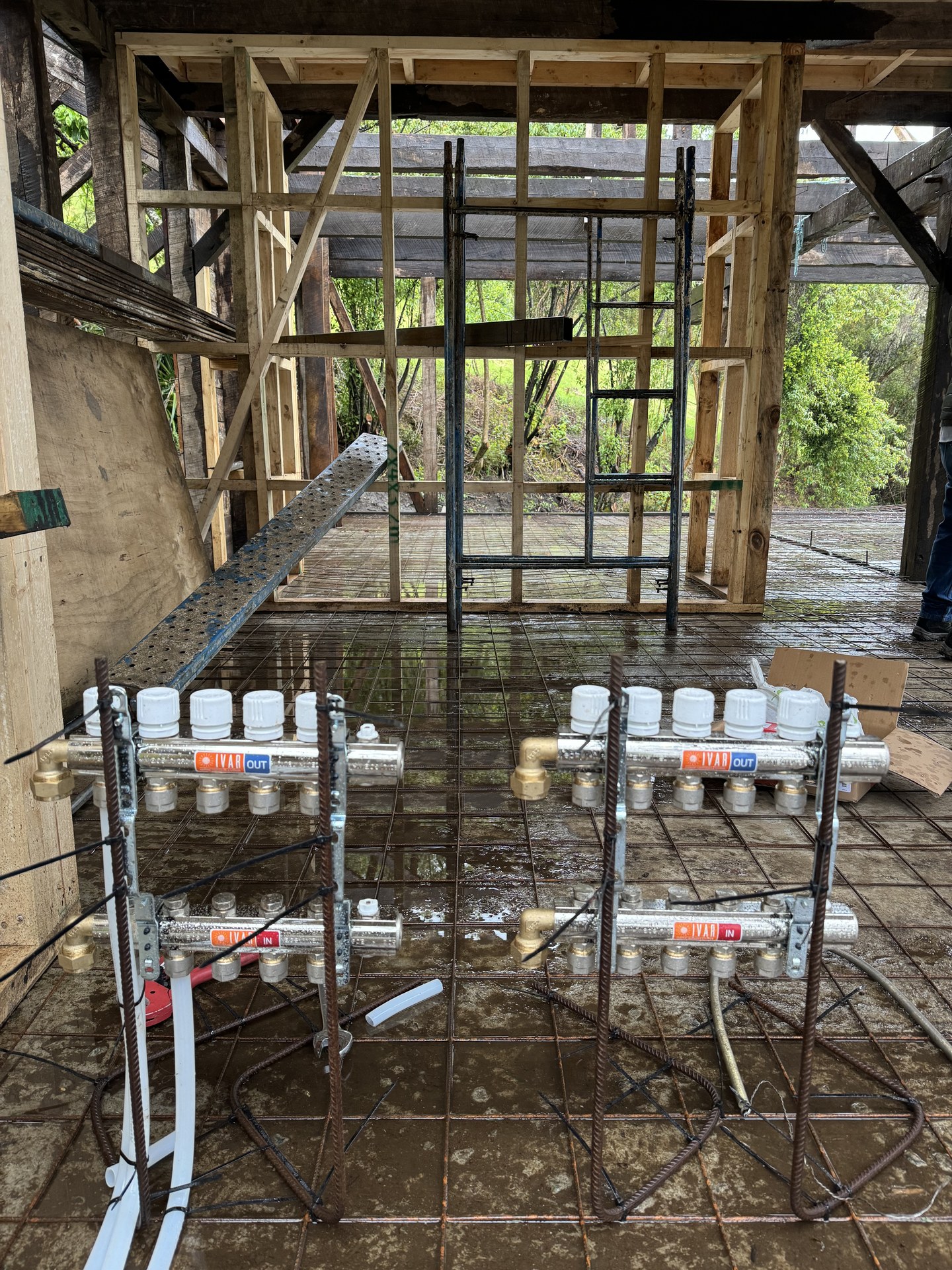 Detalles de carpintería y montaje — trabajo de precisión en madera centenaria