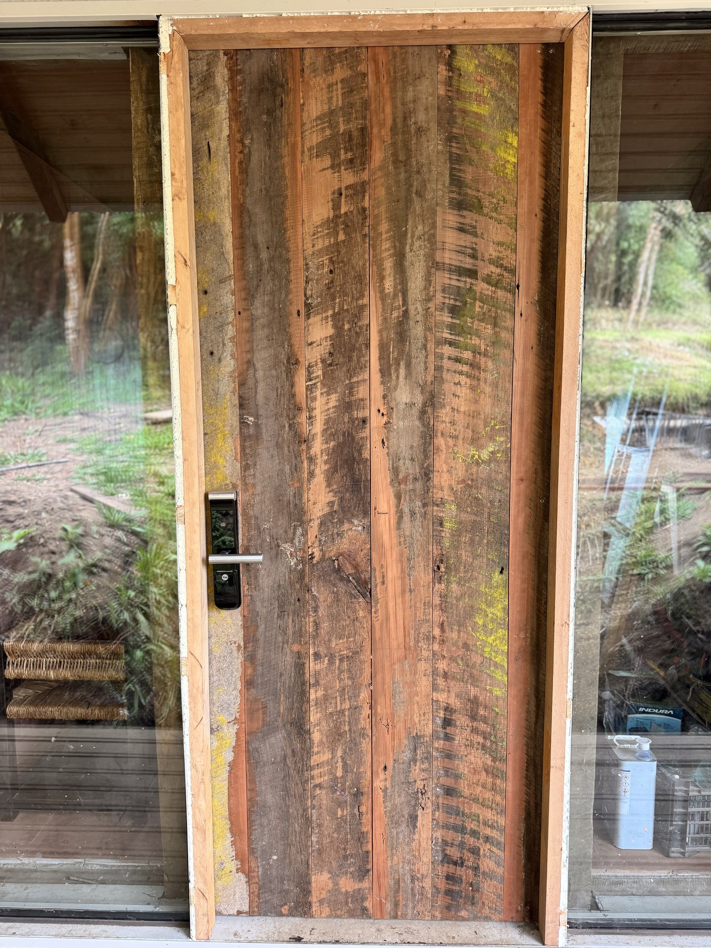 Puerta de acceso en madera nativa — detalle que resume la materialidad del proyecto