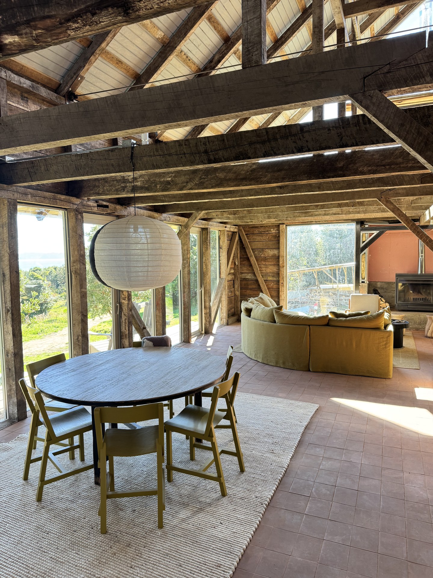 Living de doble altura — vigas originales y mobiliario contemporáneo