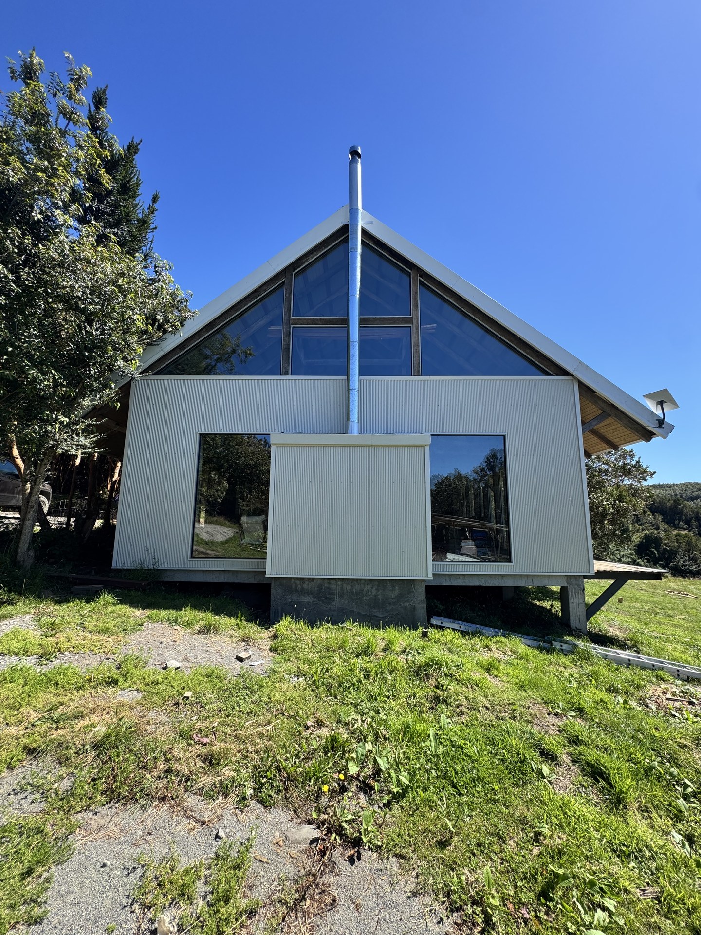 Exterior del galpón en su nuevo emplazamiento — ladera de cerro en Chonchi, Chiloé