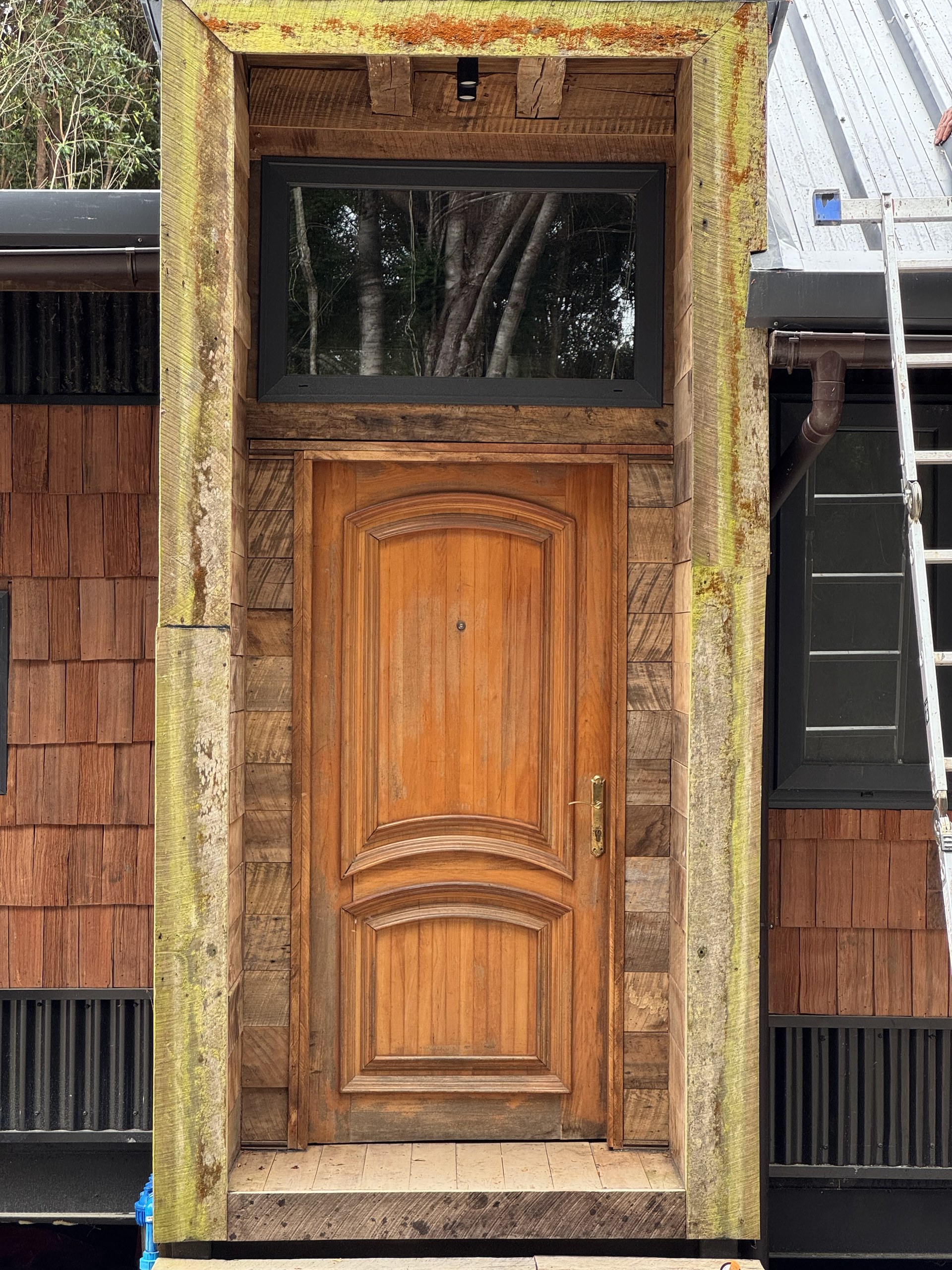 Entrada con puerta ornamentada rescatada — primera impresión con historia
