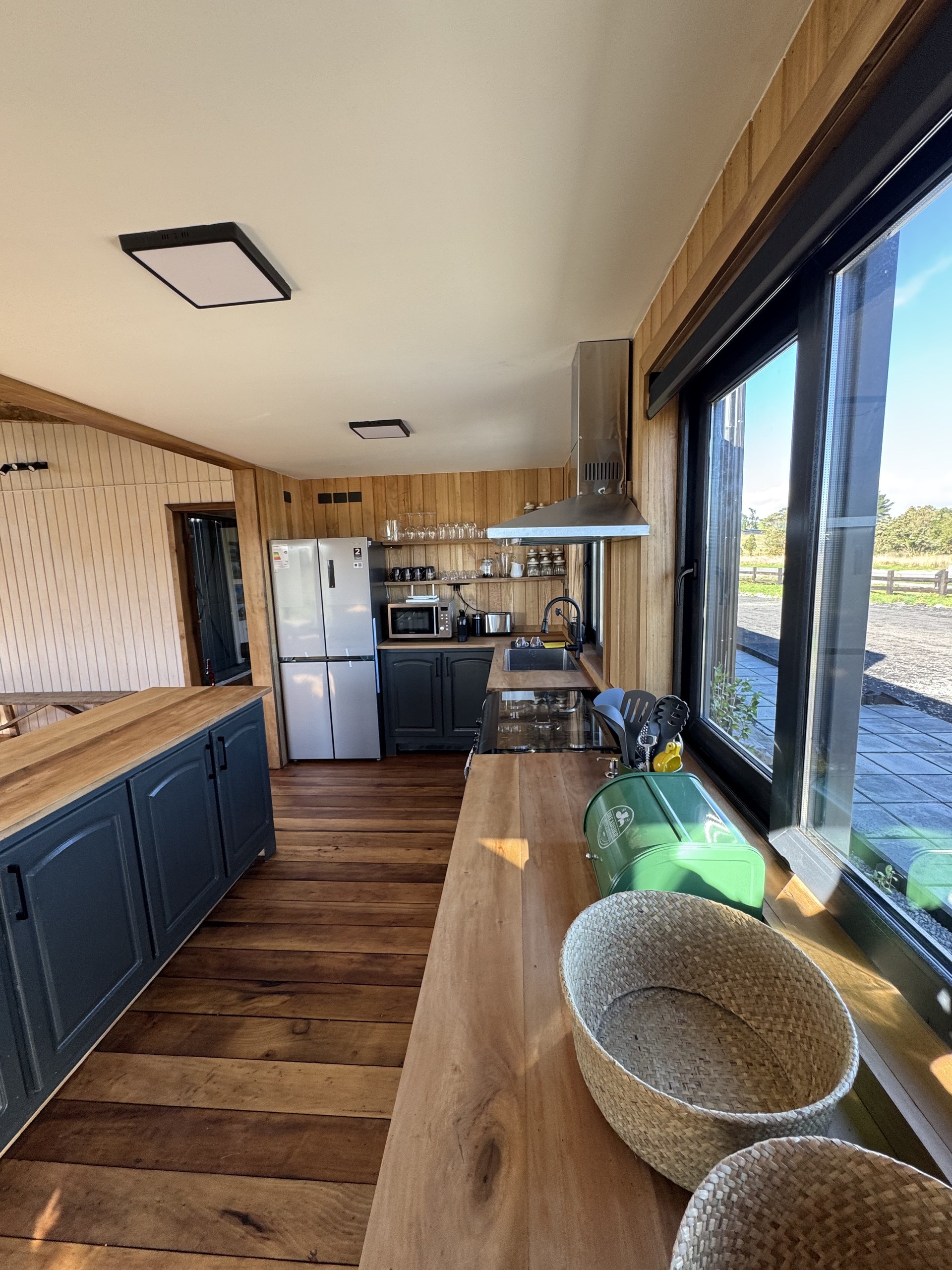 Interior con luz natural — cocina y ventanales hacia el norte